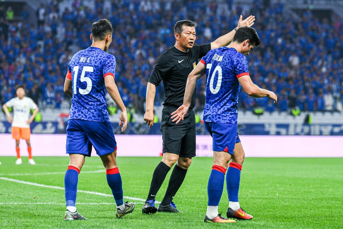 中超严惩黑哨？曝足协启动内部禁赛，2名主裁受处罚，泰山队蒙冤