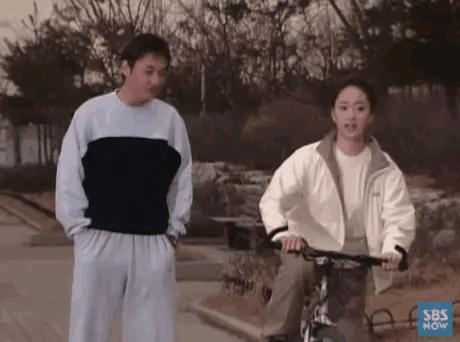 想穿这样的衣服还怕别人看见吗,穿这样的衣服出门真的不尴尬吗