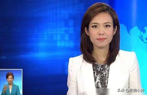 新闻联播主持人怎么站着念稿,新闻联播主持人为什么不低头念稿