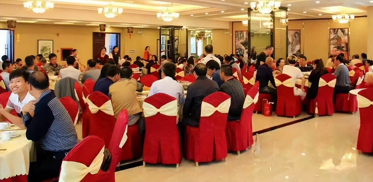 安徽男孩考上北大全村为他庆祝,男孩考上清华邻居送上100万奖学金