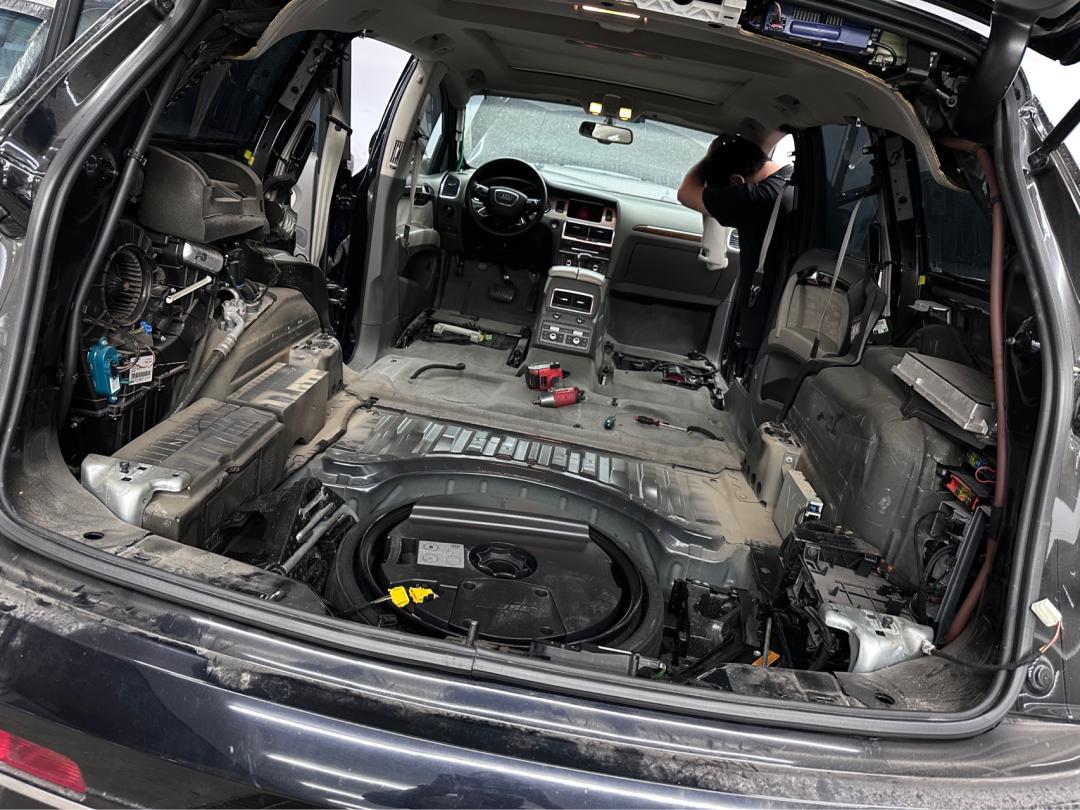 奥迪q7报废厂,老款奥迪q7出车祸