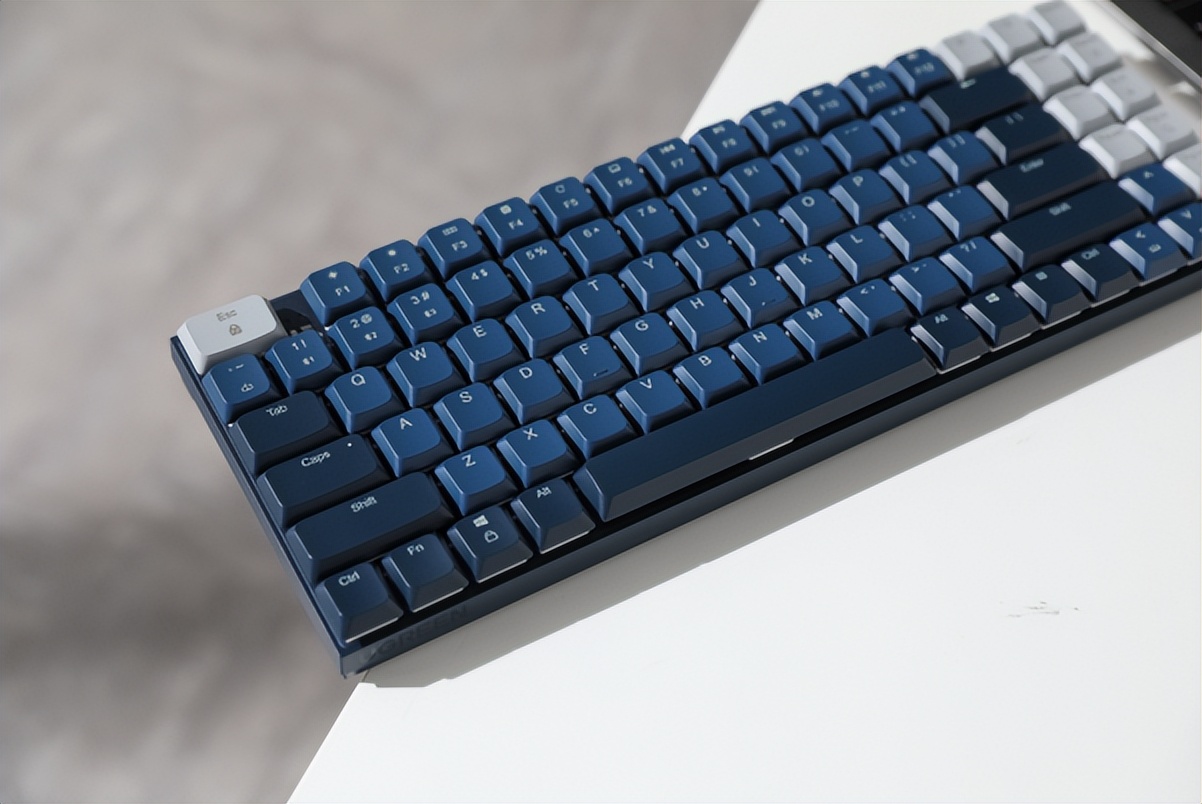 键盘上的字母不是按abcd排列,键盘左右变成abcd怎么调回来