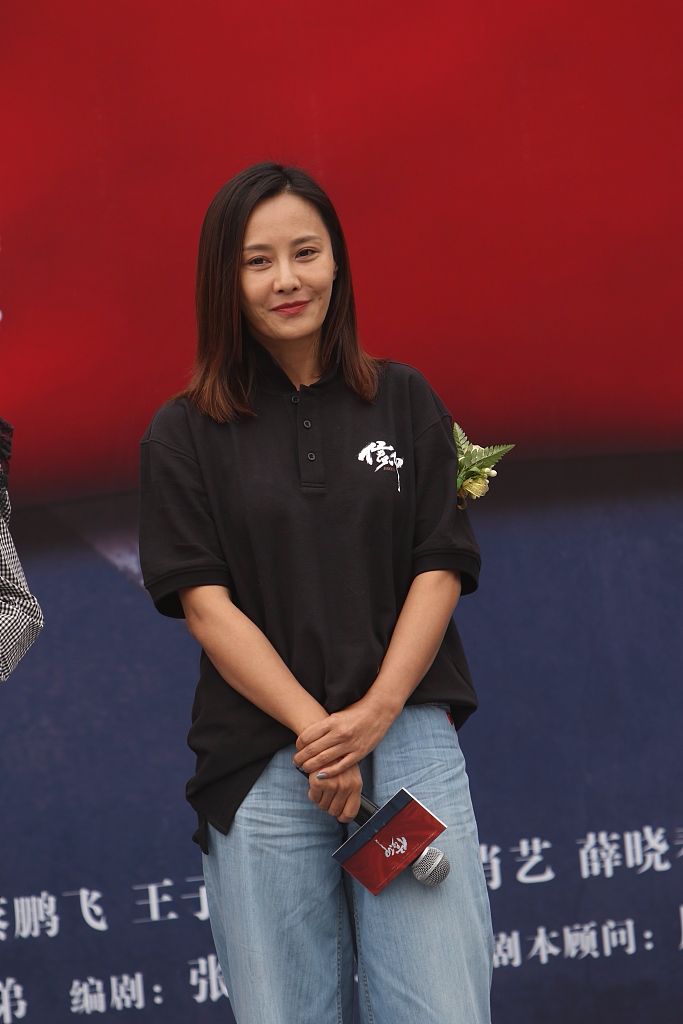 马雅舒淡妆出镜，满脸的坑洼，除了皮肤黑就是皱纹多