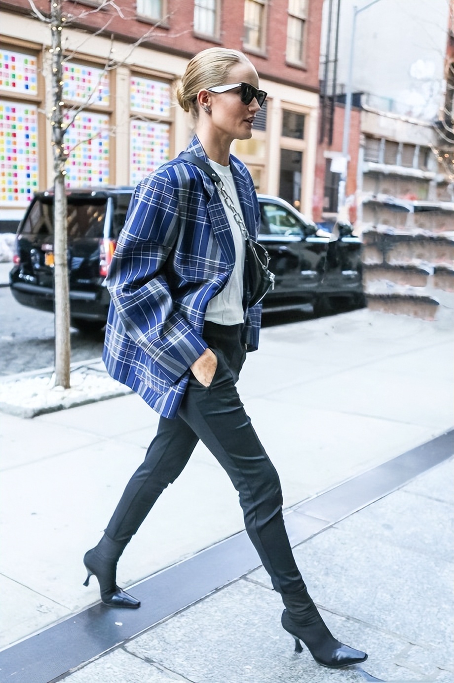 女生靴子冬天穿方便吗,女生靴子里面穿什么