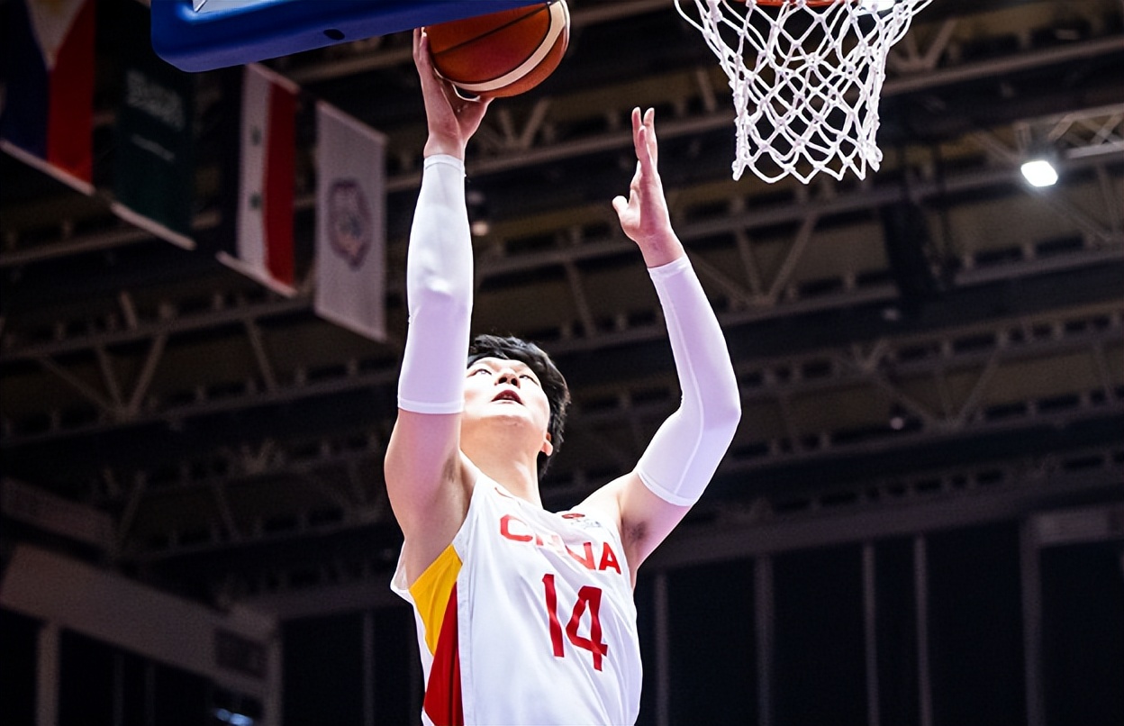 中国男篮胜伊朗队王哲林,中国男篮vs伊朗男篮王哲林暴扣