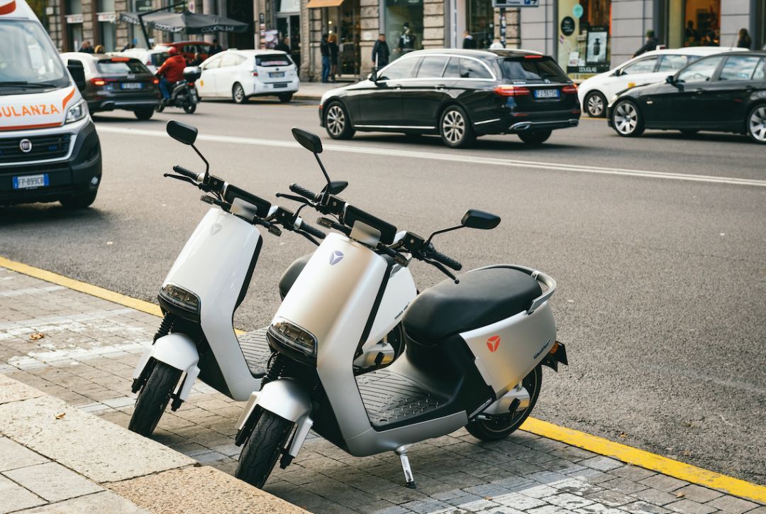 雅迪小刀爱玛哪个品牌好,小刀的动力和雅迪的动力哪个更强