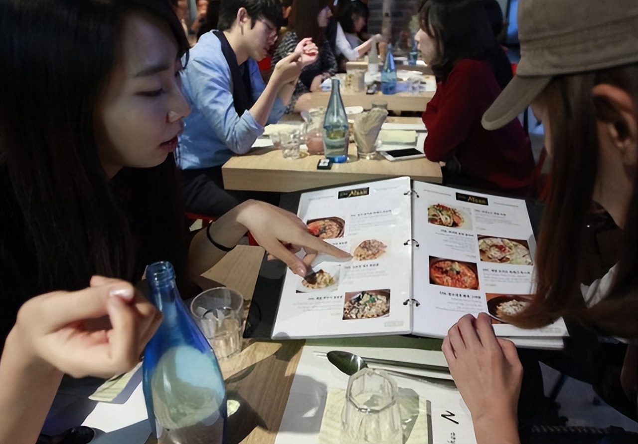 四川3人组团到青岛旅游，点8菜花380块，看到菜品他们偷笑:真实惠