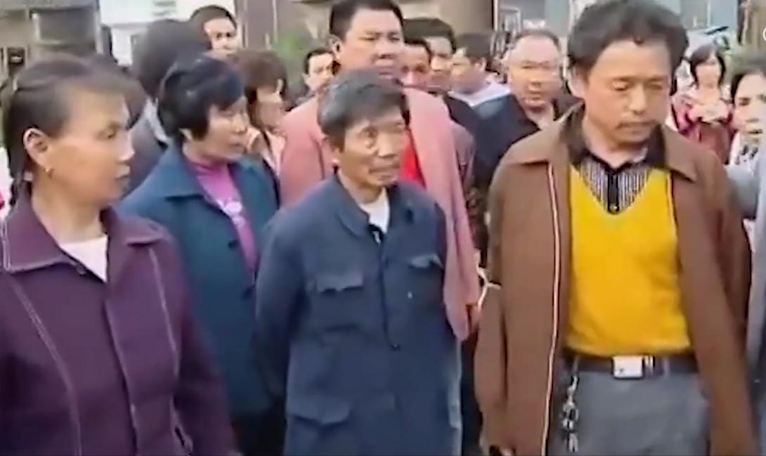 湖南88岁老太喝药自杀，三儿子围看等老人咽气，放话她早该死了!