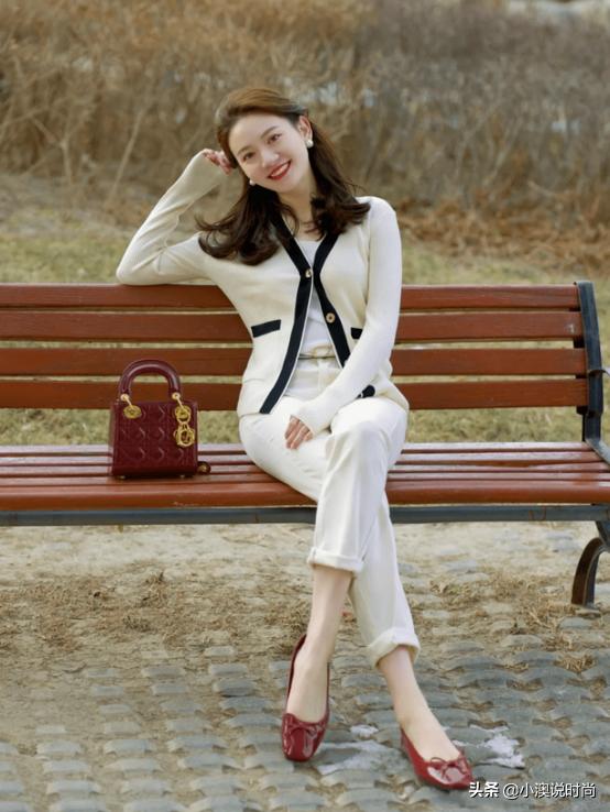 今夏超火的白裤子,究竟搭玛丽珍鞋还是小白鞋?穿对就很时髦