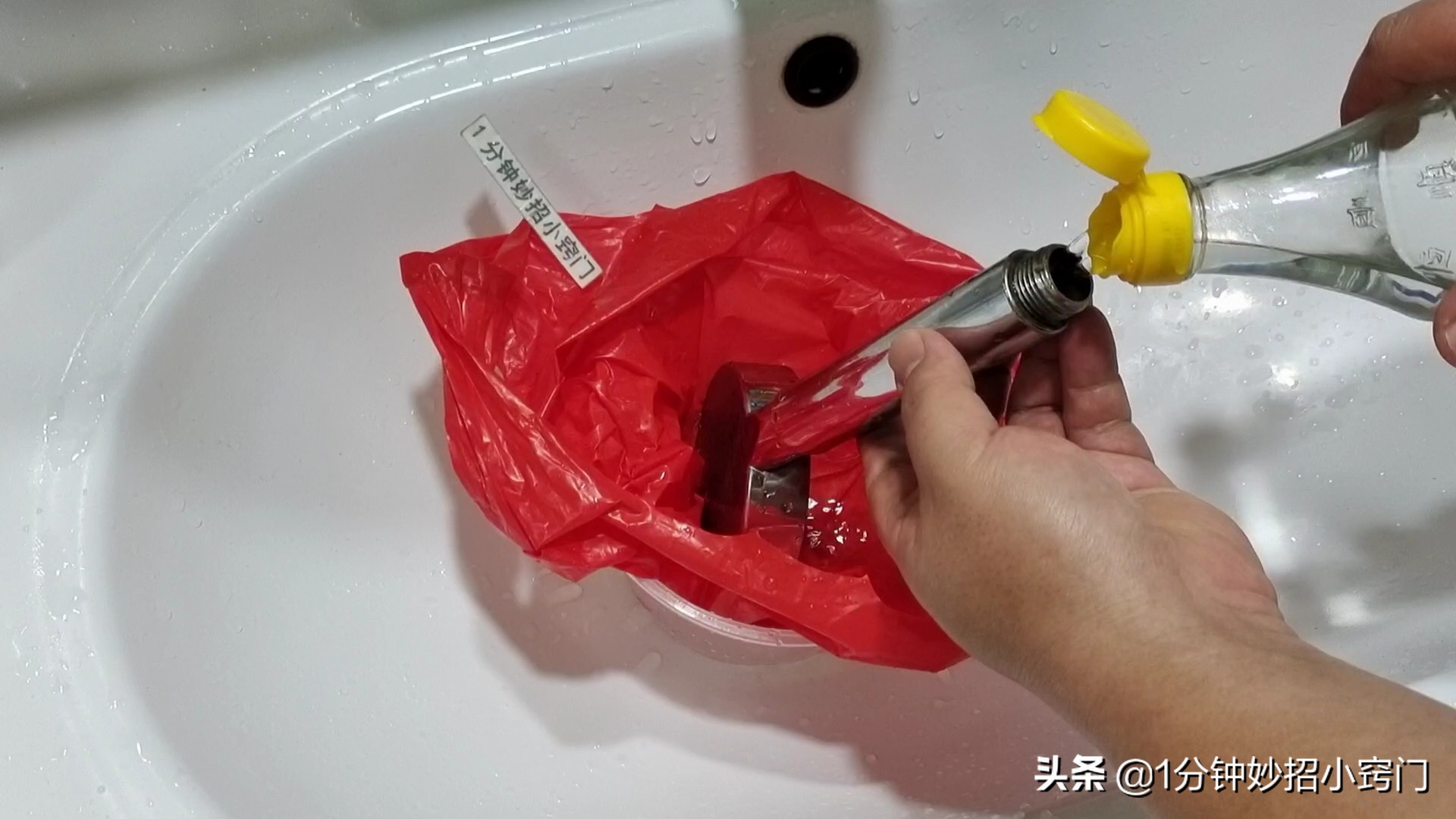 淋浴大花洒拆不下来堵塞怎么清洗,淋浴头堵塞用热水烫变形了怎么办