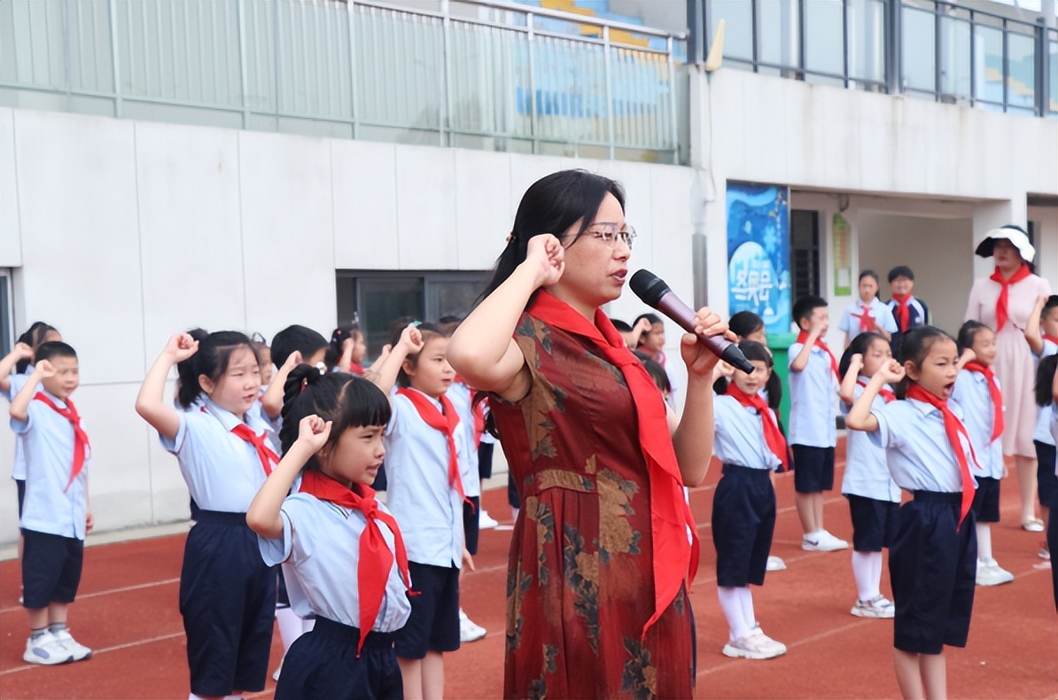 各学校少先队入队仪式,五路小学少先队员入队仪式