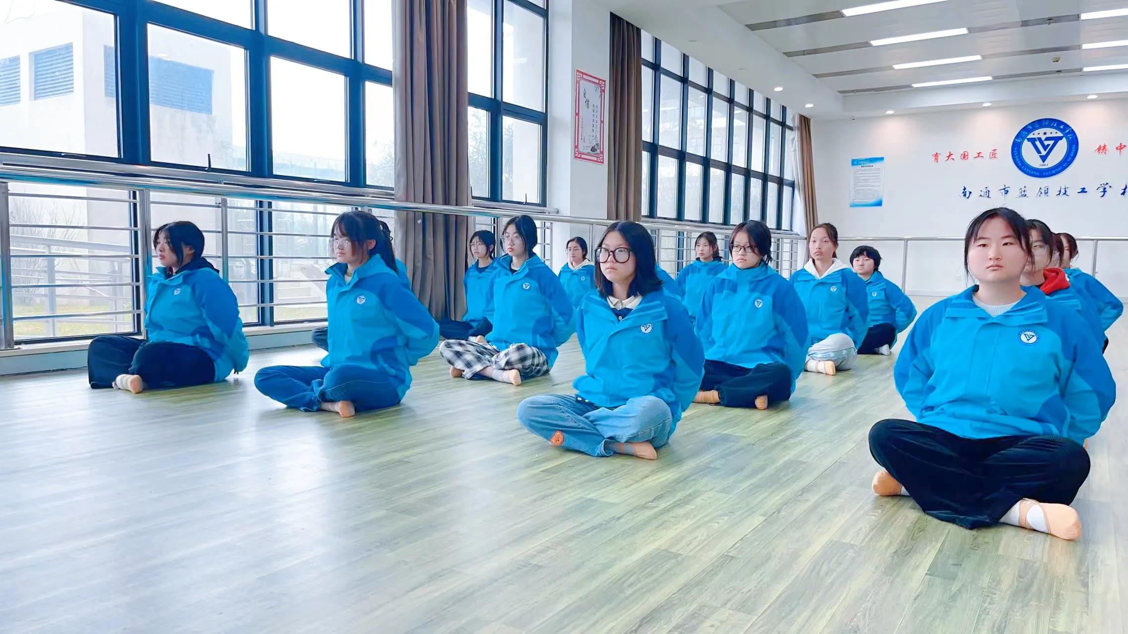 “蓝”课堂、美之韵||舞姿翩翩融技艺，青春璇美向未来