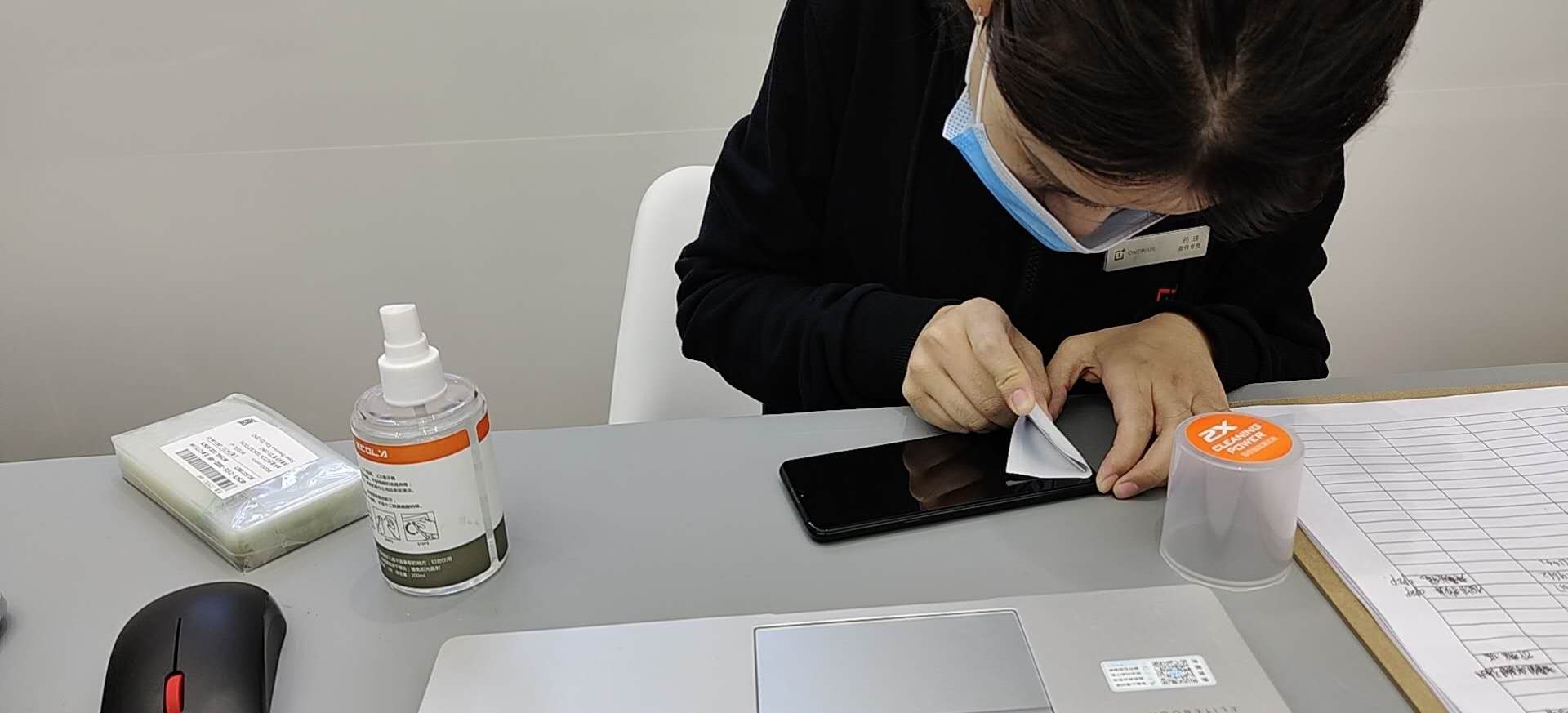 网上买的手机去专卖店能免费贴膜,手机专卖店贴膜免费吗有什么猫腻