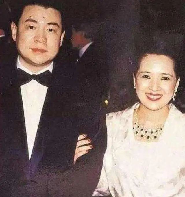 那些*养包**香港女星的富商们