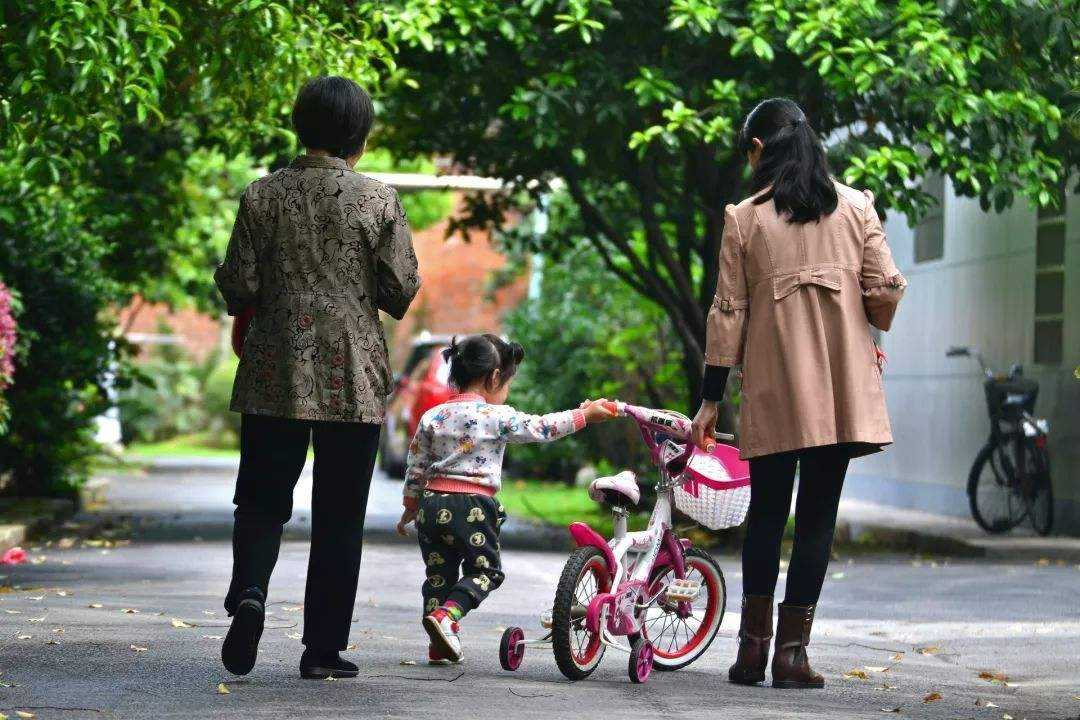 女性生殖期挺短的，为何还要经历更年期？或是为了帮助人类进化