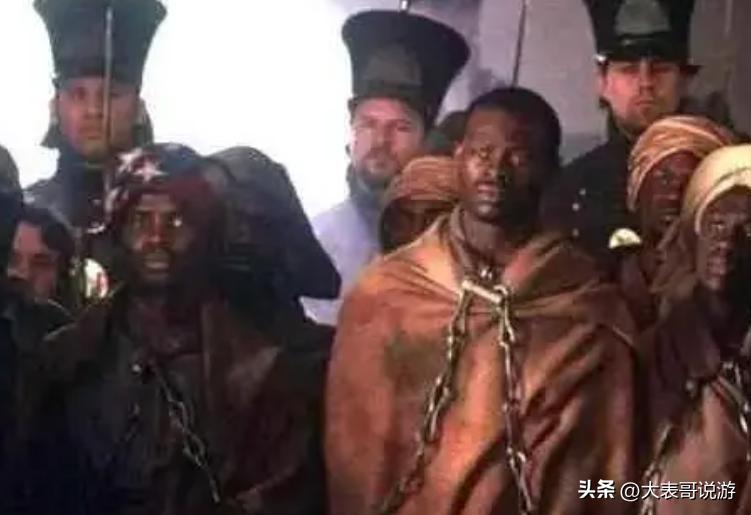 榛戝ゴ鐨勬偛鎯ㄧ敓娲昏嫳鏂囩増,榛戝ゴ鍦ㄨ埞涓婇伃閬囩殑鐢靛奖