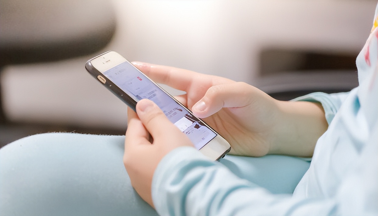 手机公司员工可低价购买电子产品？无业女子招摇撞骗被判刑