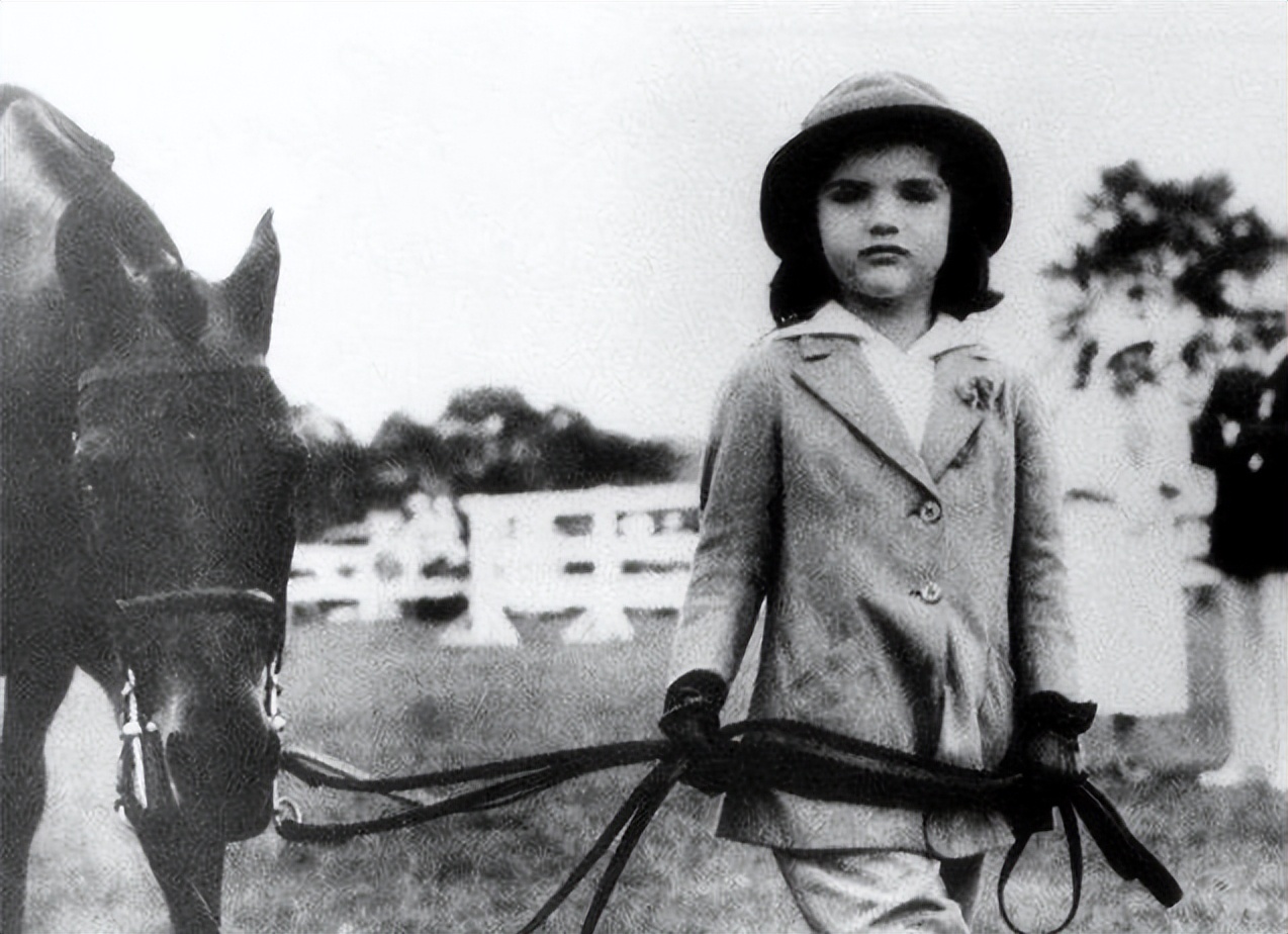 肯尼迪总统被*杀暗**后39岁的妻子为什么会改嫁给62岁的希腊富翁