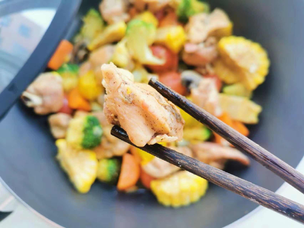 什么材质的锅不粘锅又耐用,刚买回来的锅好用又不粘锅无烟