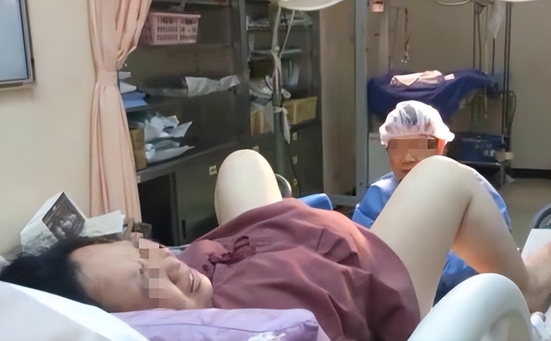 17岁女孩顺产太用力，喷男医生一身屎尿，她说再也不想生孩子了！