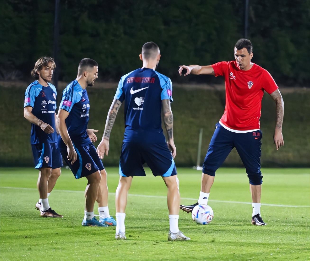 两位锋霸的故事，一个还在场上驰骋，一个坐在了教练席