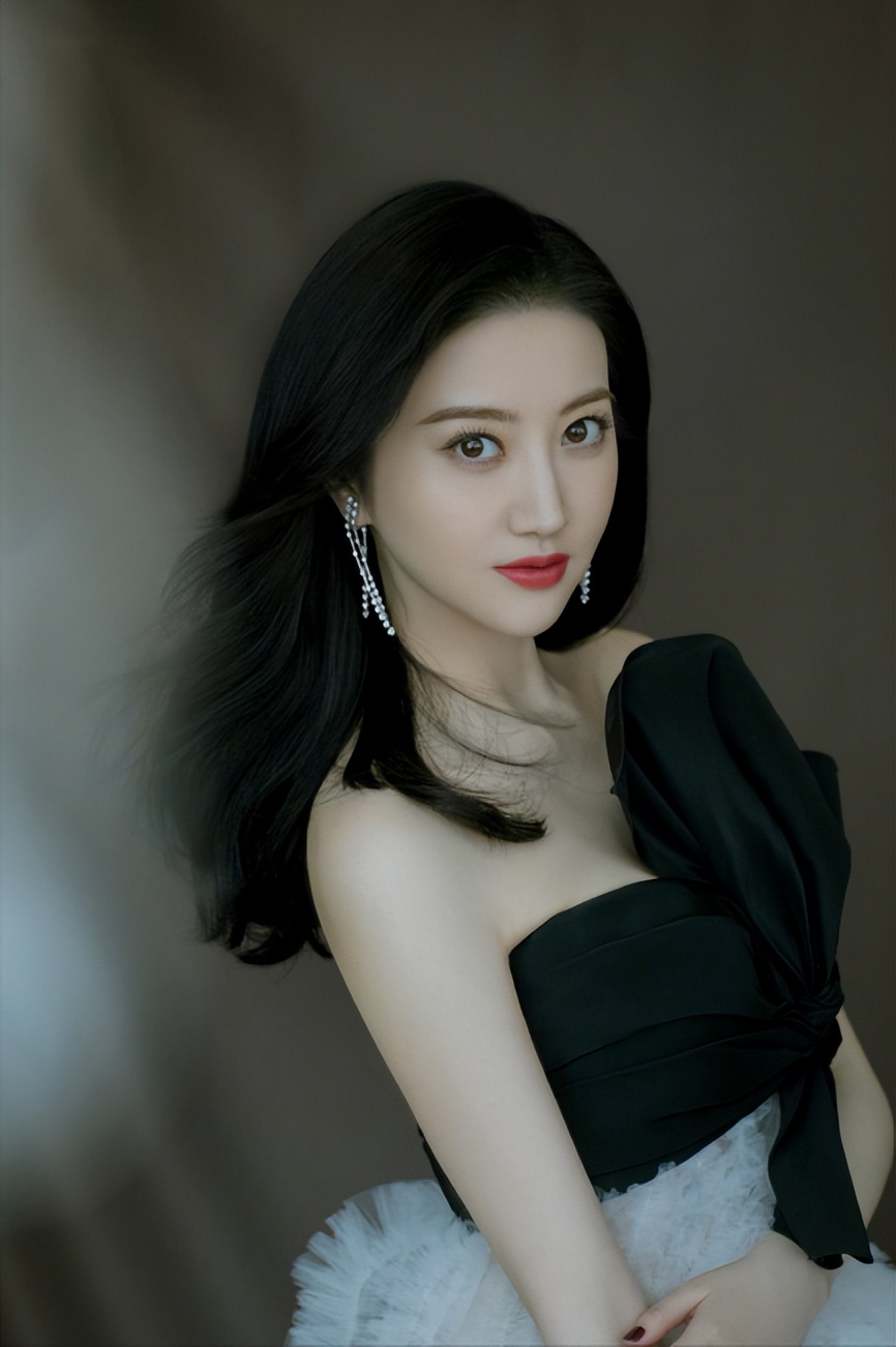 强捧不红景甜：坐拥3.5亿豪宅被张继科拒婚，资源逆天金主成谜