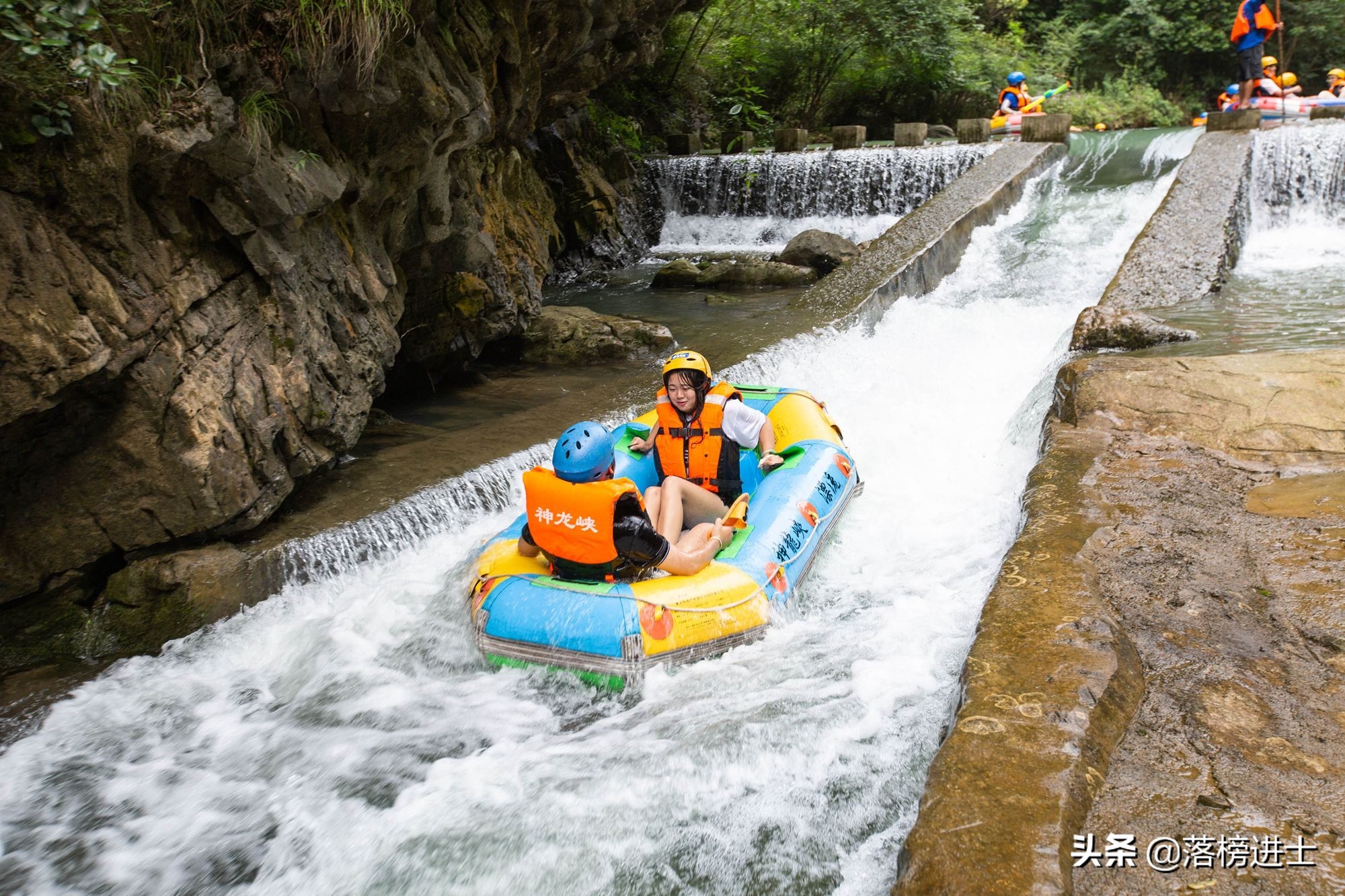 重庆神龙峡，位于青山绿水之间，环境秀美，是夏季避暑的好去处