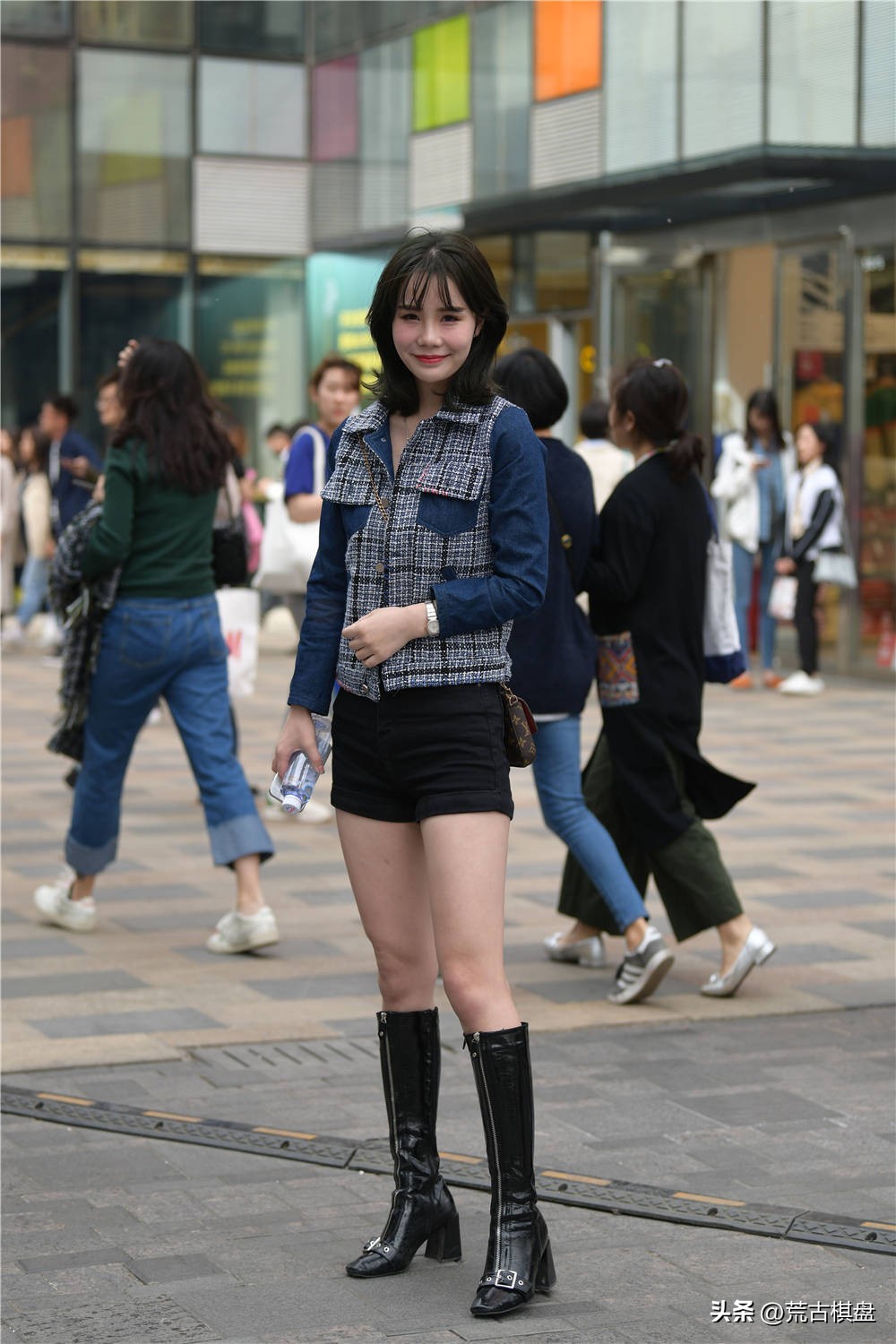 长靴搭配，美女也是很喜欢的风格，高跟款式衬托身材