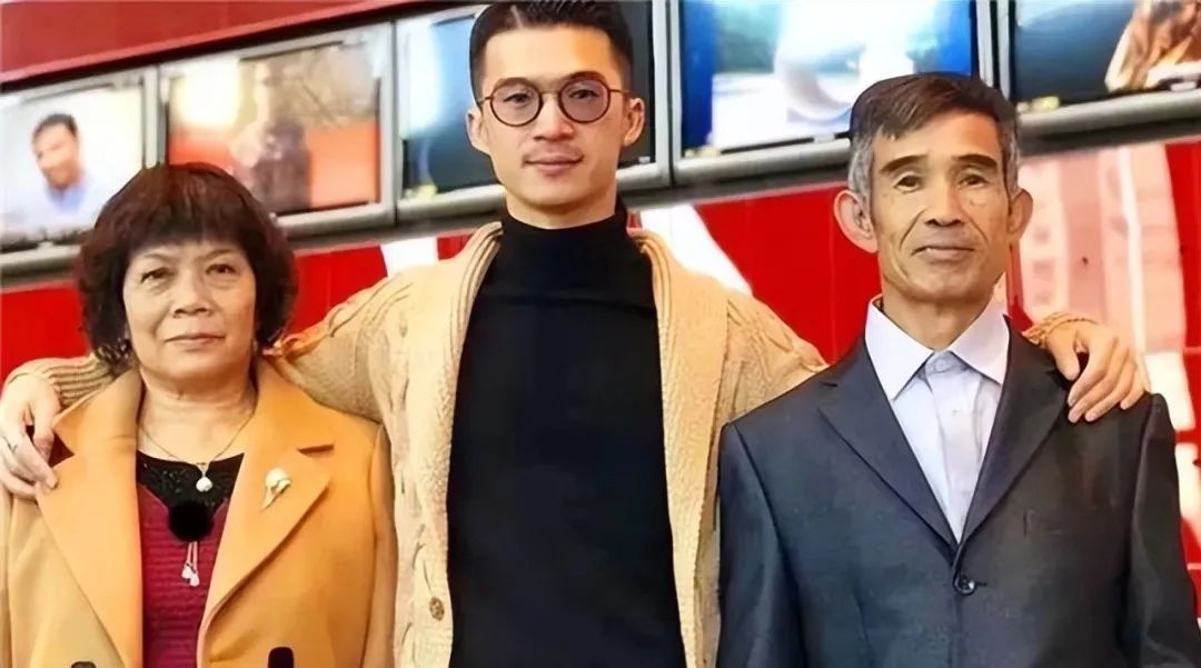 85后小伙辞职回乡织毛衣，年入500万，两登央视，一件毛衣卖8990，有何过人之处？