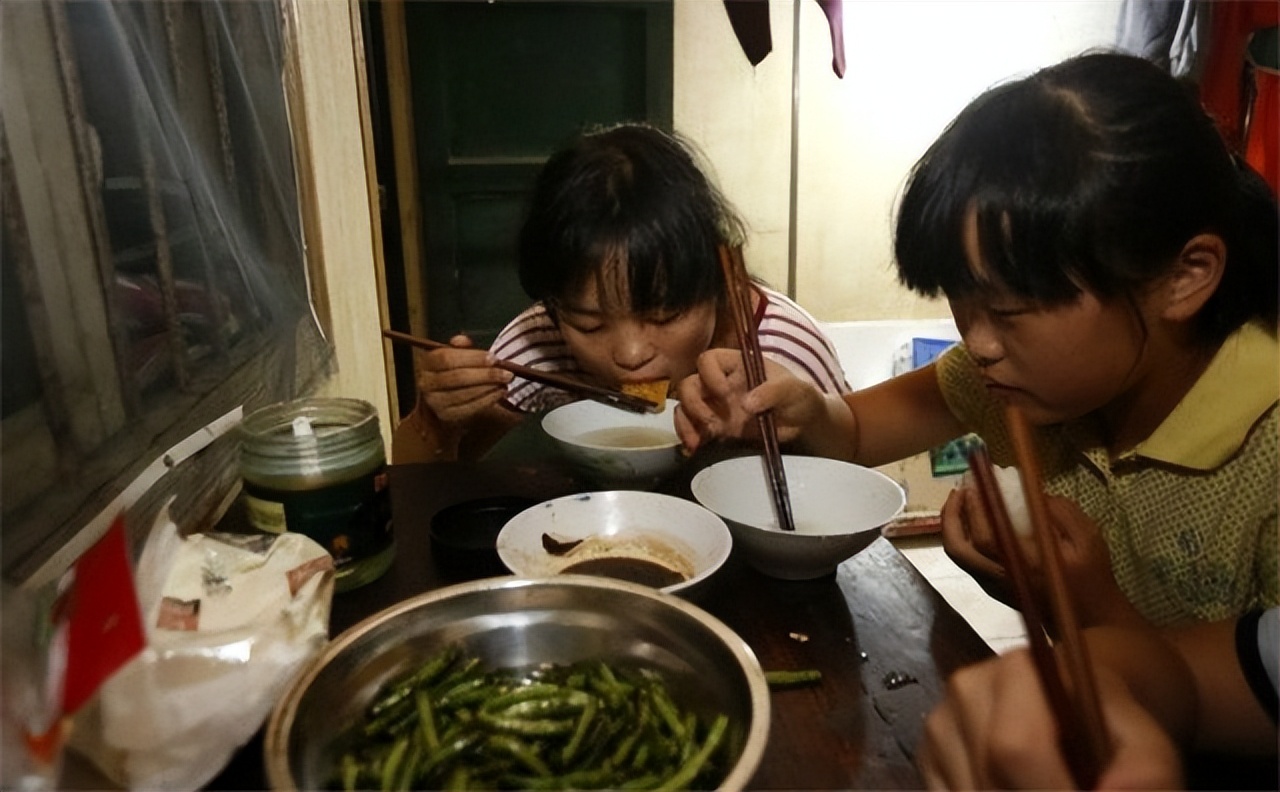 2015年，安徽女孩上街“扮牛”让人骑5元一次，背后隐情催人泪下