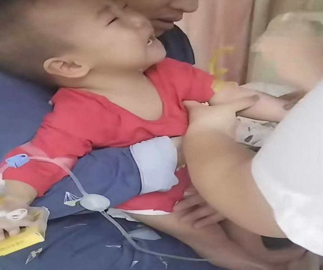 一对夫妇生出双胞胎,夫妻借22万生下试管双胞胎