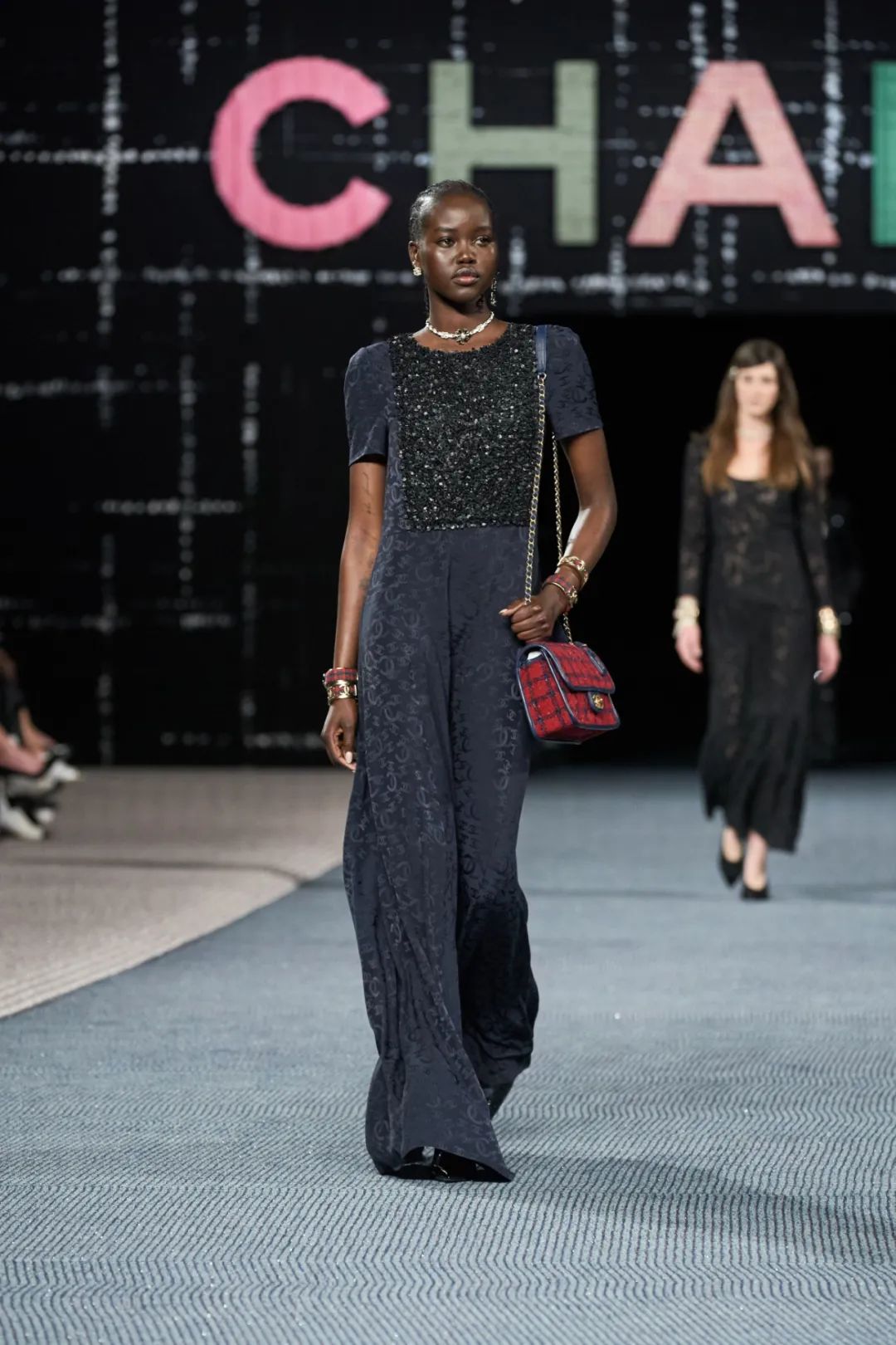 香奈儿2021春夏时装秀面料,香奈儿2022秋冬时装秀舞台分析