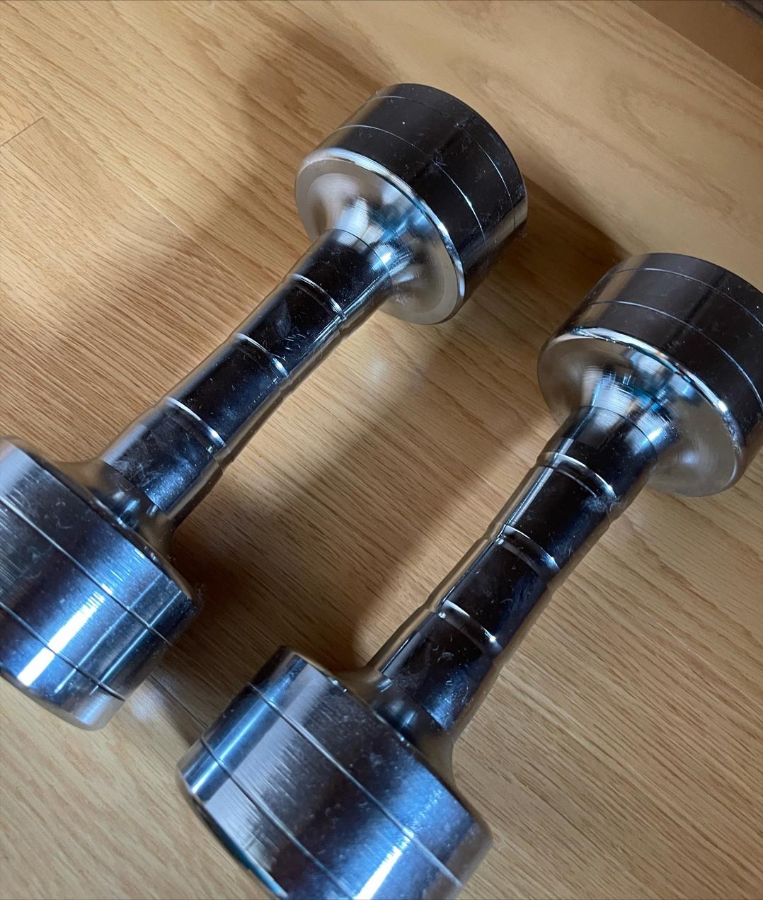 哑铃健身三大项入门标准,家庭实用健身一对哑铃如何练肌肉