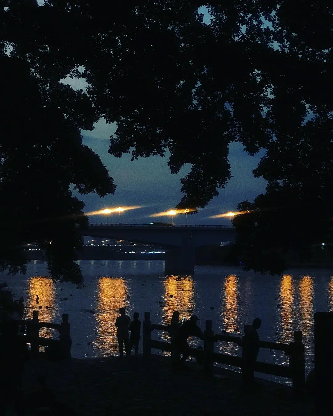 柳州10元一碗粉多菜,柳州最多配菜的螺蛳粉