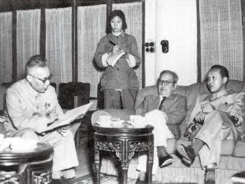 *旗国**方案备选38种，听了张治中的话，毛主席改选“黑马”五星红旗