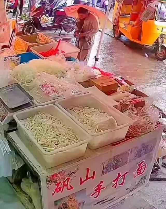 温州卖面条老人,浙江温州老人用手画钱币买面条