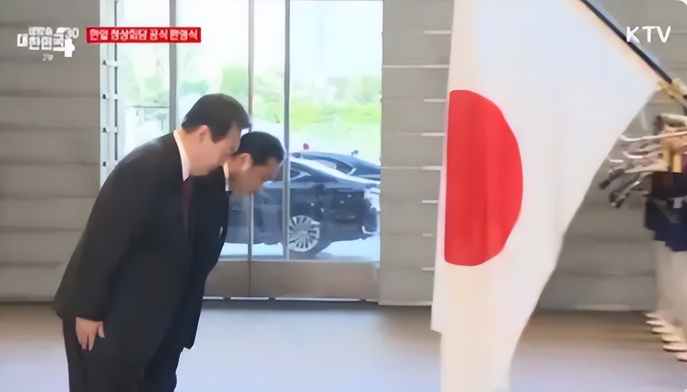 尹锡悦在美唱美国派，在日对膏药旗鞠躬，让韩国朝野玻璃心碎一地