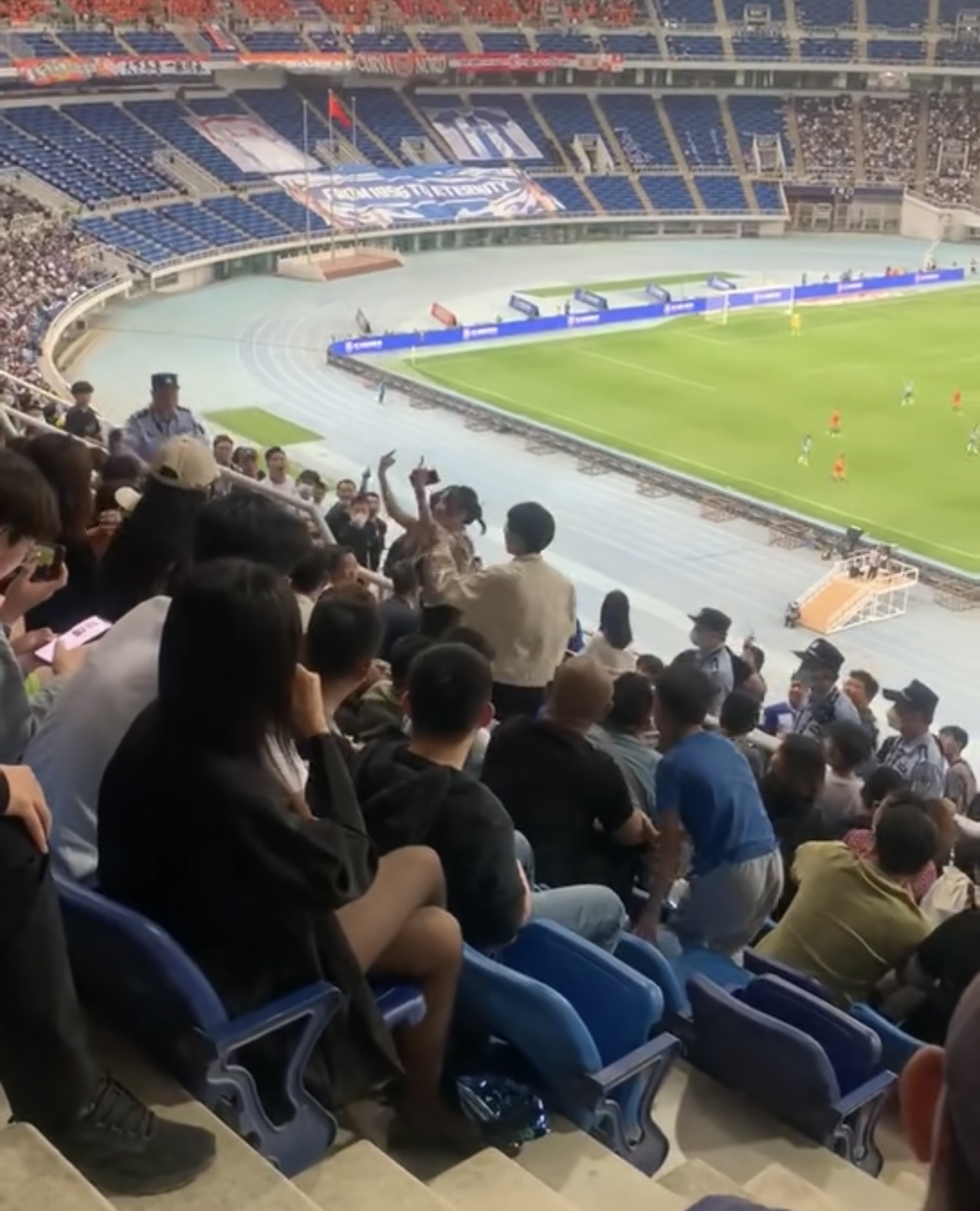 泰山客场女球迷被围堵,泰山天津女球迷