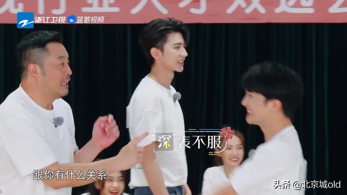 奔跑吧第十季周深搞笑花絮,奔跑吧第四季周深指压板