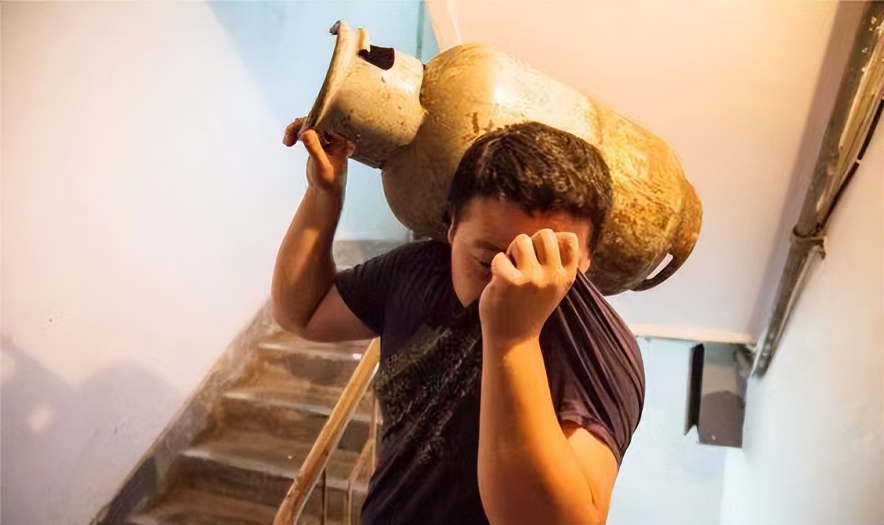 24岁女博士拒绝亲生父母相认后续,被父母丢弃的女博士上门