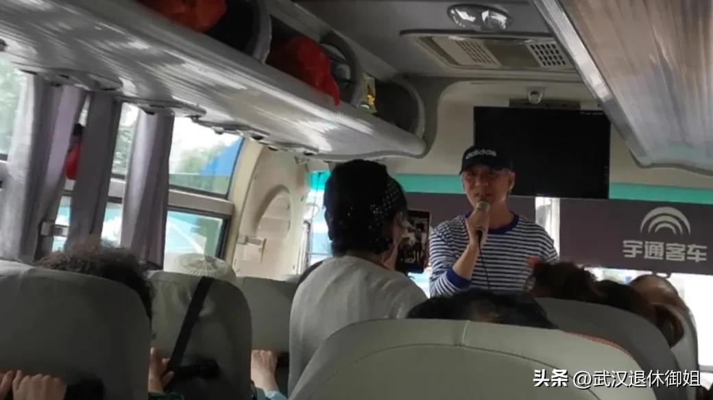 老人10元游玩领鸡蛋,满60岁的老人免费领鸡蛋