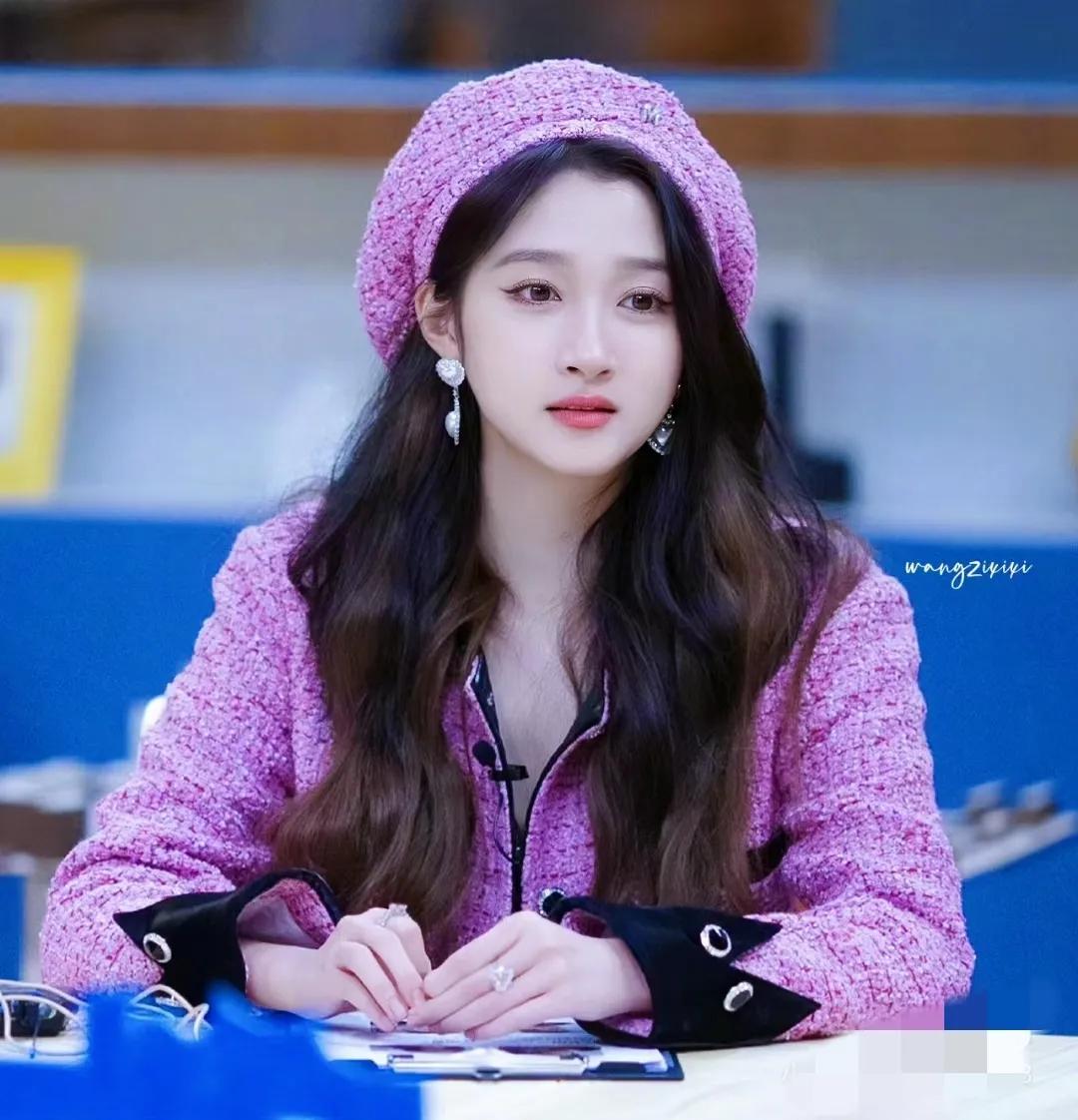 关晓彤刘海撩上去贴头皮造型,关晓彤有刘海也没刘海