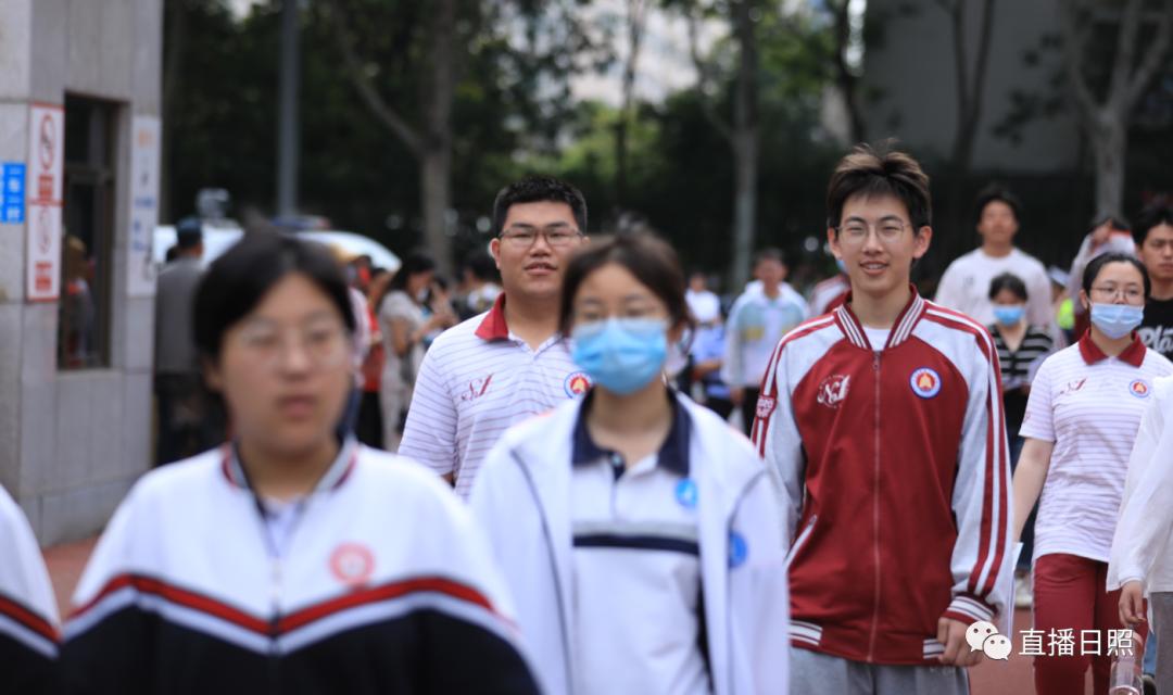 直击2023高考现场暖人瞬间,直击2023高考场外实拍视频