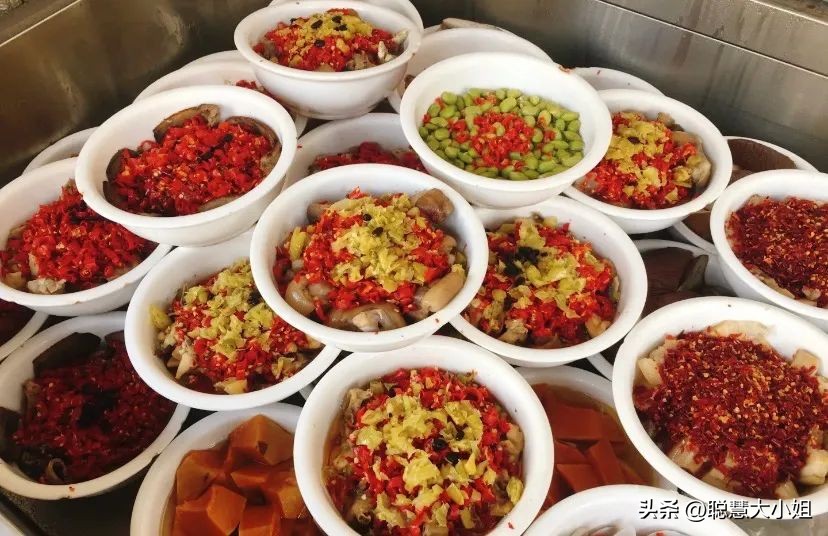 一场烟花登顶热搜！满城美食火成顶流，这座夏日小城太宝藏了！