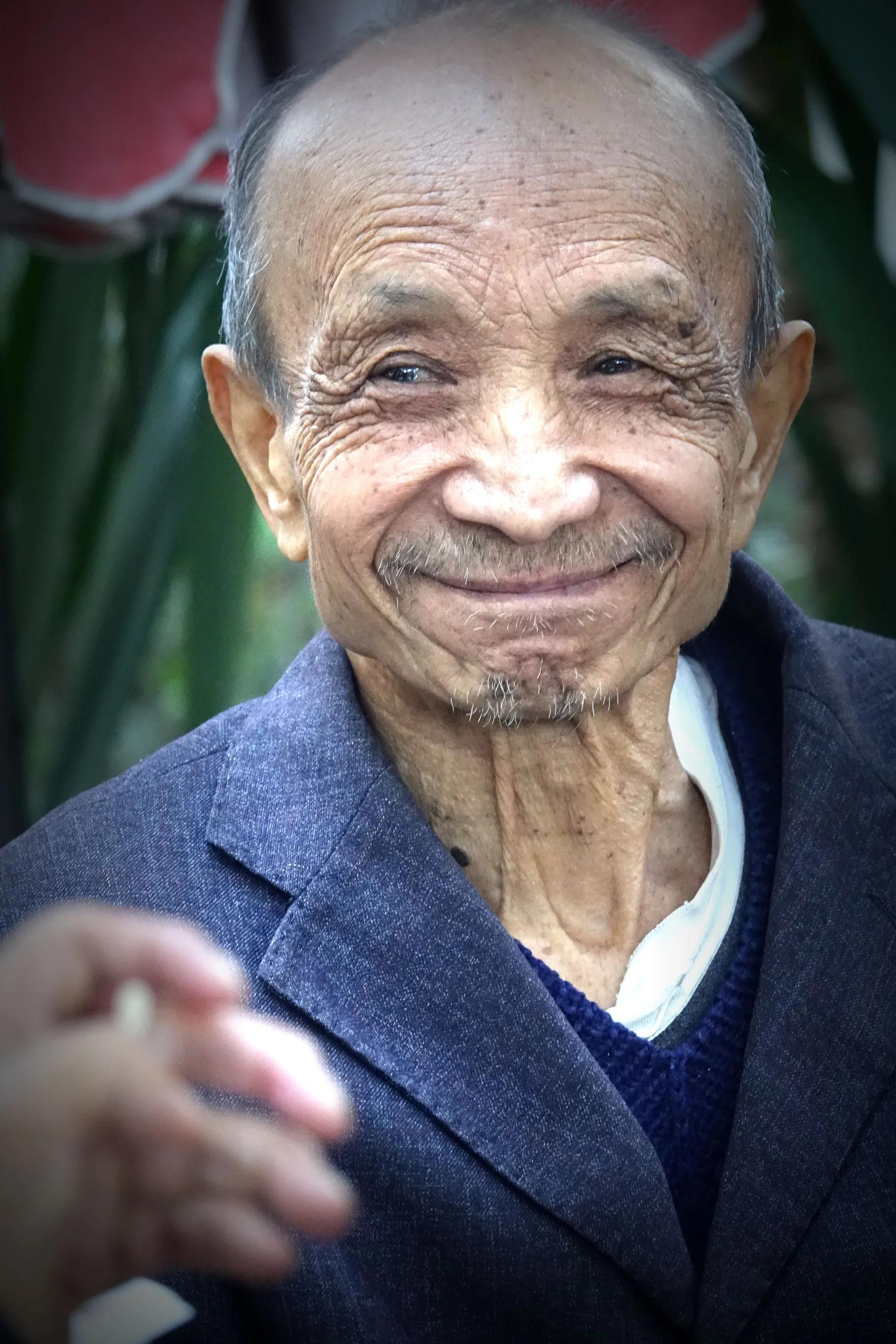 纪实：辞别三年疫情老友聚会祝贺教授新书文坛添花