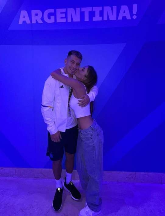 决赛前放松一下！阿根廷铁卫高调秀恩爱，女友曲线优越不输女模