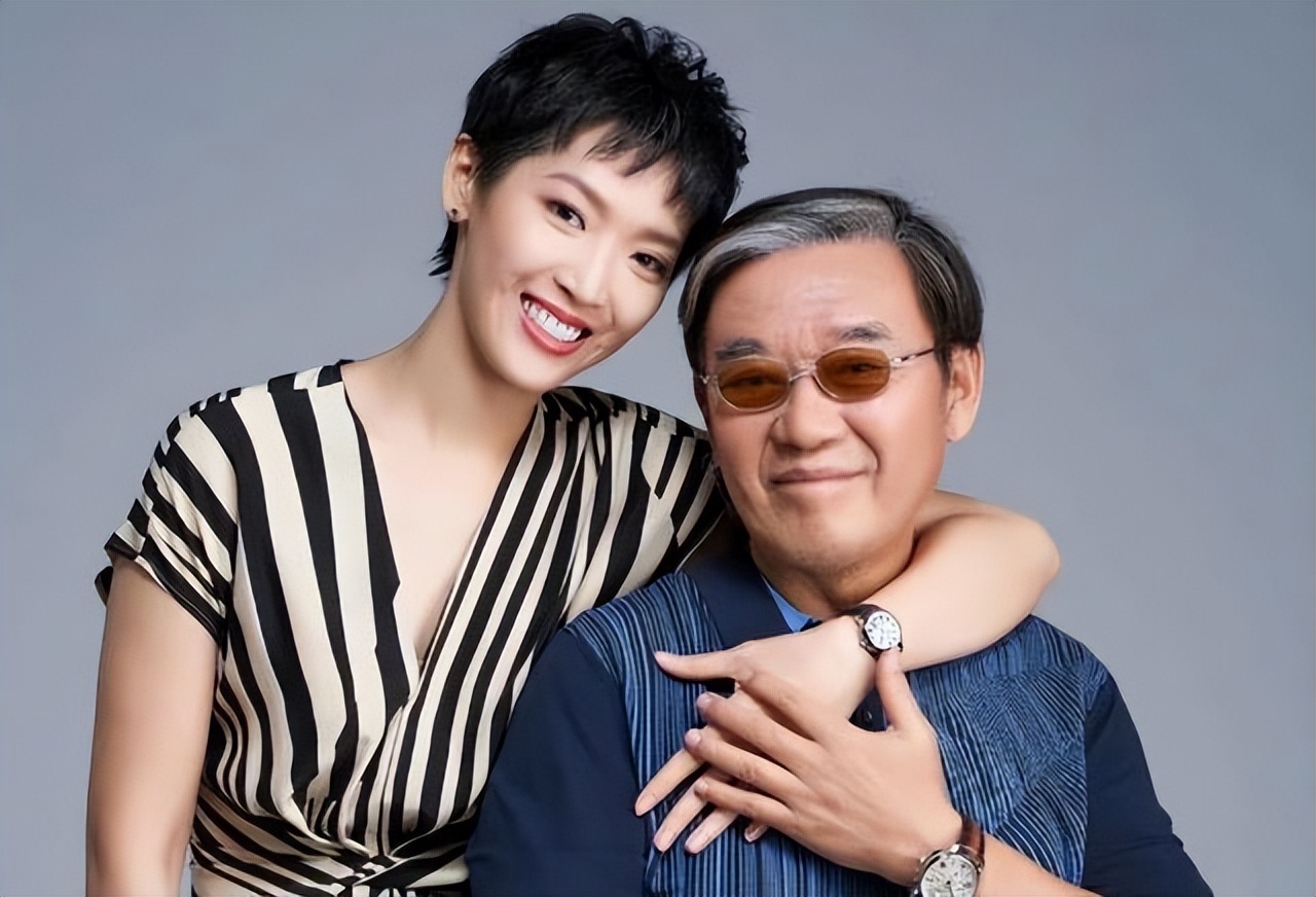 李立群32岁女儿,长得白白净净,与黑人大哥恋爱,同框合照没法看