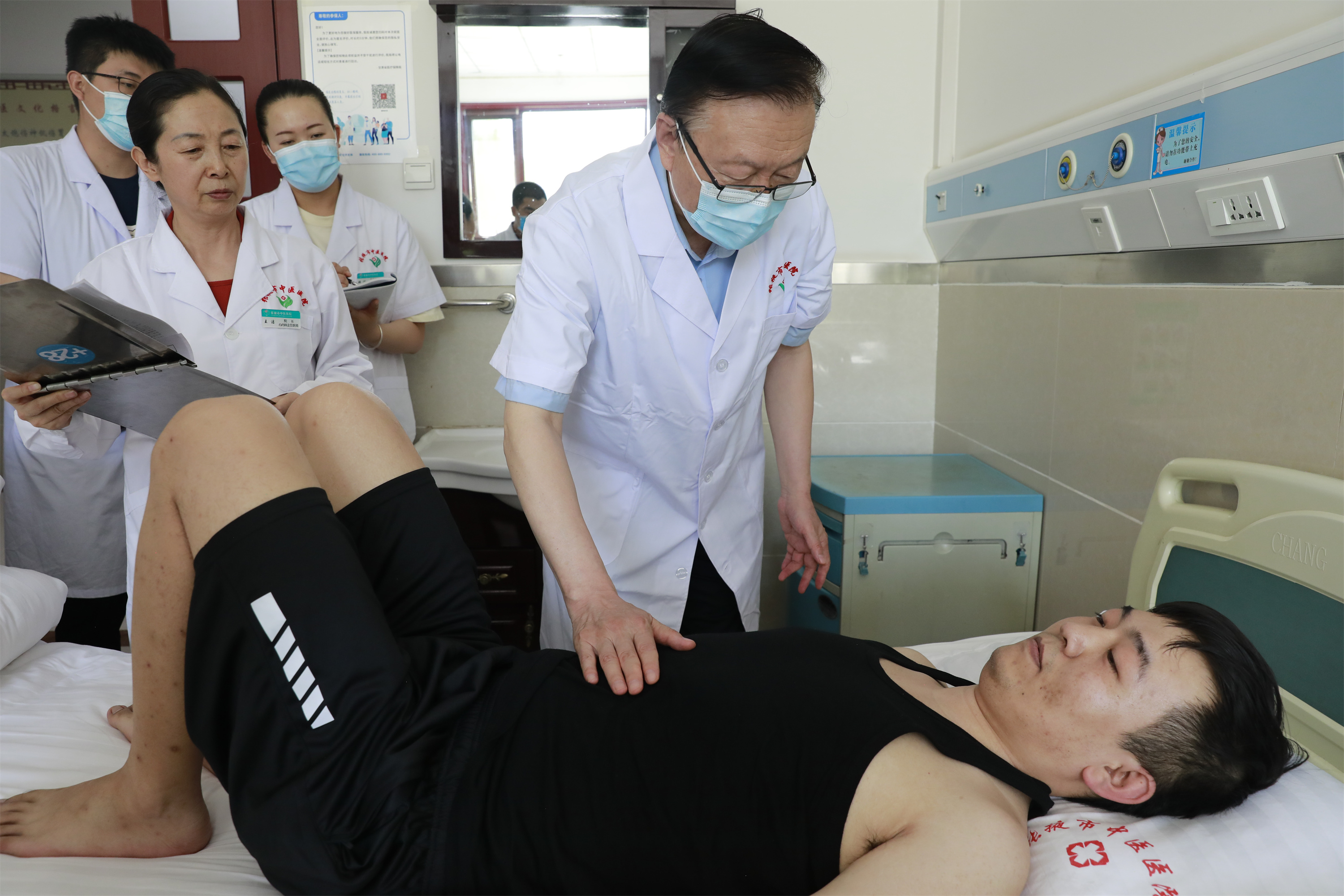 一代大医米伯让先生铜像揭幕全国名中医米烈汉优秀人才专家工作室授牌典藏书籍捐赠仪式在张掖市中医医院举行