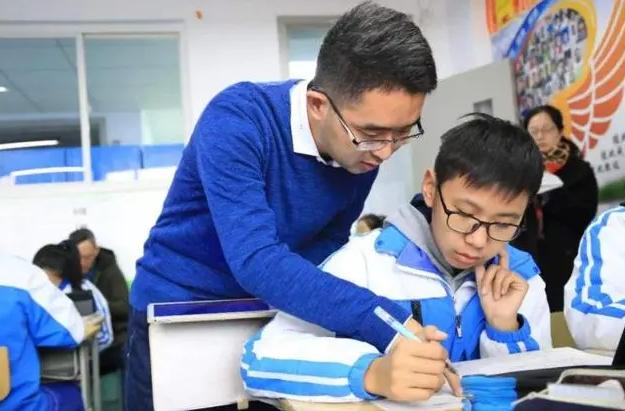 入学后班主任打听父母背景，普通家长别紧张，“巧妙”回答很加分