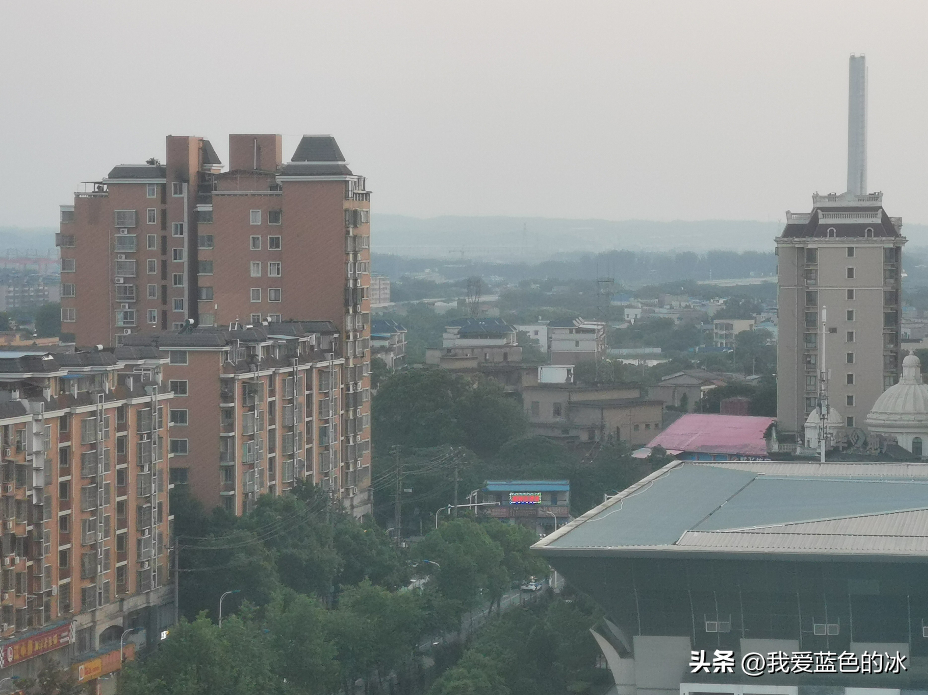 从窗户能看见烟囱,从十一楼往下看全是美景